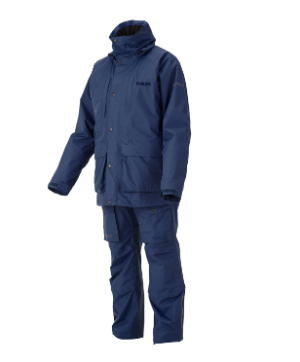 S-DRY®透湿・防水加工が施されたジャケット＆パンツの上下スーツ。 ジャケットの裾を長めにすることで、風を侵入しにくくし衣服内の暖かさを維持します。 裏地には身体から発生した熱を外に逃がしにくいアルミ蒸着プリント生地を採用し、中綿レスでも保温性に優れています。 ジャケットのみ、パンツのみでも他のウェアとセットアップできるデザインです。 収納式フード・ハンドウォーマーポケット・ウインドスカート付。 ※このウェアには中綿が入っておりません。ご購入の際はご注意ください。 ※商品付属の下げ札の防水・透湿性能はS-DRY(r)の代表値であり、それぞれの商品の防水・透湿性能はカタログ・HPに記載の数値をご参照ください。 着丈：78 身巾：62 裄丈：92 ウエスト：88～117 股下：80 股上：29 渡り巾：35 素　材：ジャケット・パンツ共通 表　地：ナイロン　100%（S-DRY(R) 透湿フィルム3層) 裏　地：ナイロン　100%（熱反射保温プリントシート） 耐水圧：15,000 mmH2O 以上 透湿度：8,000g/m2　24H