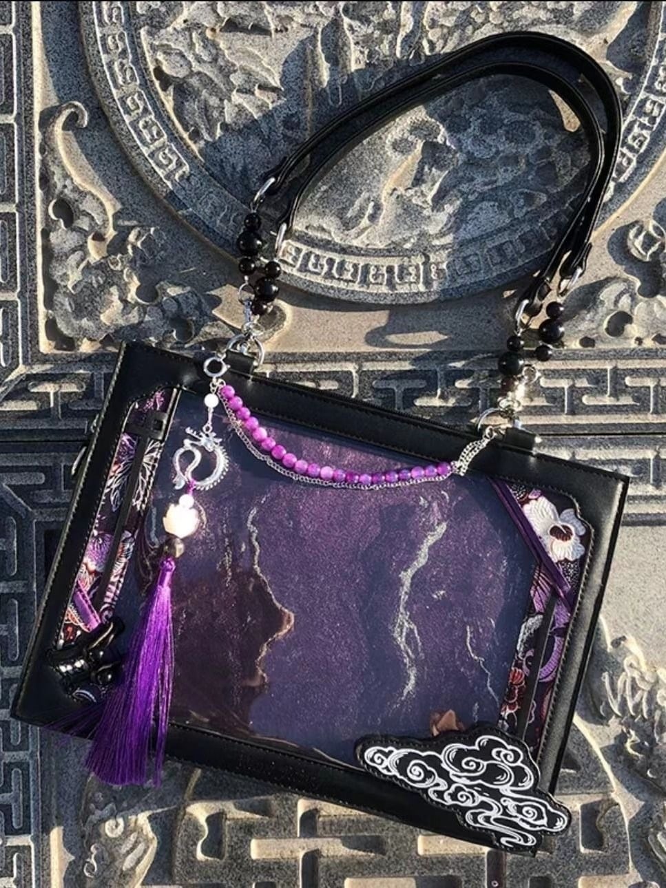 中国風の痛みは飛龍を包んで天古風の新しい中国式の特包に片手で肩を斜めに掛けて痛みを包んで谷美を包んでいます