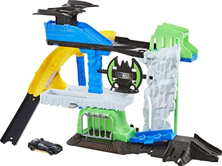 ホットウィール モンスタートラック ダウンヒルレース プレイセット Hot Wheels DC Batcave Playset with Batman Character Car, Storage, Replica of the Batcave from the Batman Movie, Gift for Kids 4 to 8 Years Old & Fans of Batman [Amazon 【並行輸入品】