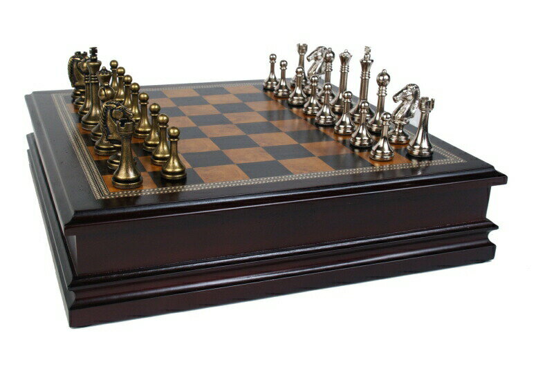 ※重さ:　約1.8 kg ※パッケージサイズ:　約32 x 8 x 32 cm ※輸入品です。 ※説明は英語表記になります。 ※海外からの配送の為、納期に遅延が発生する場合がございます。 *Classic Game Collection Metal Chess Set with Deluxe Wood Board and Storage - 2.5" King