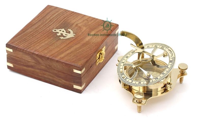   ѥ 夦  Roorkee Instruments India Ideas for Men/Vintage Shinny Brass Compass with Wooden Box/West London Directional Magnetic Compass for Navigation/Sundial Pocket Compass for Camping, Hiking, T ¹͢ʡ