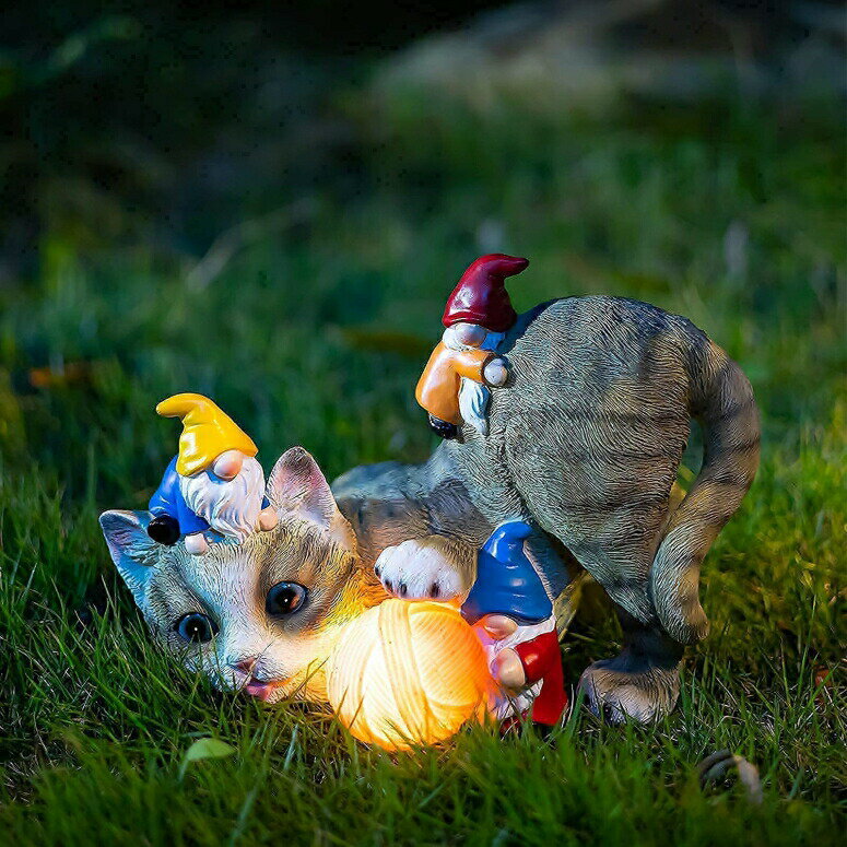 LEDソーラーライト ソーラーパワー ガーデンライト FLJZCZM Cat Garden Gnome Statue, Solar Light Patio Decor Cats Playing with Gnomes Resin Yard Home Funny Figurine Outdoor Lawn Ornaments, Gifts Powered LED Lights 【並行輸入品】