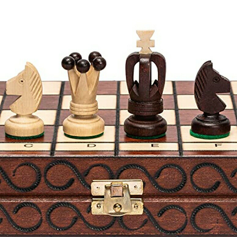 手作りのシカモアチェスマン：頑丈なシカモアから作られた各チェスのピースは慎重に作られています。キング：2.4 "（6.2cm）; Queen：1.9"（4.7cm）;ポーン：1.2 "（3cm）;チェスマンは、ボード全体の落ち着いた動きのために底部のパッドがパッドで埋められていると感じられます ※重さ:　約712g ※パッケージサイズ:　約35 x 18 x 5 cm ※輸入品です。 ※説明は英語表記になります。 ※海外からの配送の為、納期に遅延が発生する場合がございます。 ※Husaria European International Chess Wooden Game Set, King's International - 14 Inches Medium Size Chess Set with Handcrafted Chessmen and Felted Folding Board