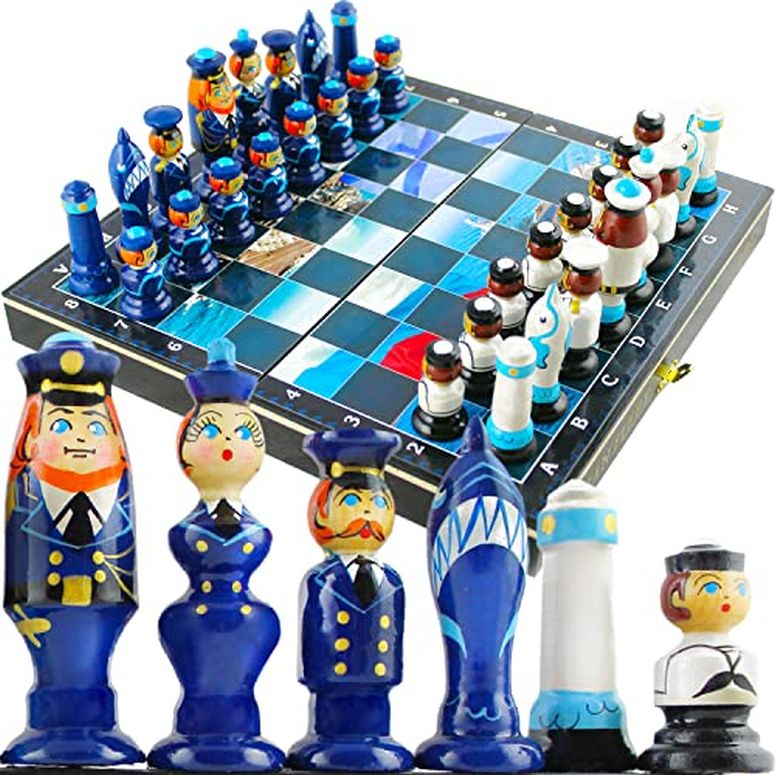 チェスのピースでセットされたロシアの艦隊をテーマにしたチェス ※重さ:　約1.0kg ※パッケージサイズ:　約25 x 5 x 7 cm ※輸入品です。 ※説明は英語表記になります。 ※海外からの配送の為、納期に遅延が発生する場合がございます。 ※Russian Navy Fleet Themed Chess Set - Wooden Chess Pieces Matryoshka Dolls - Family Board Games - Unique Chess Set - Couples Games - Chess Gifts