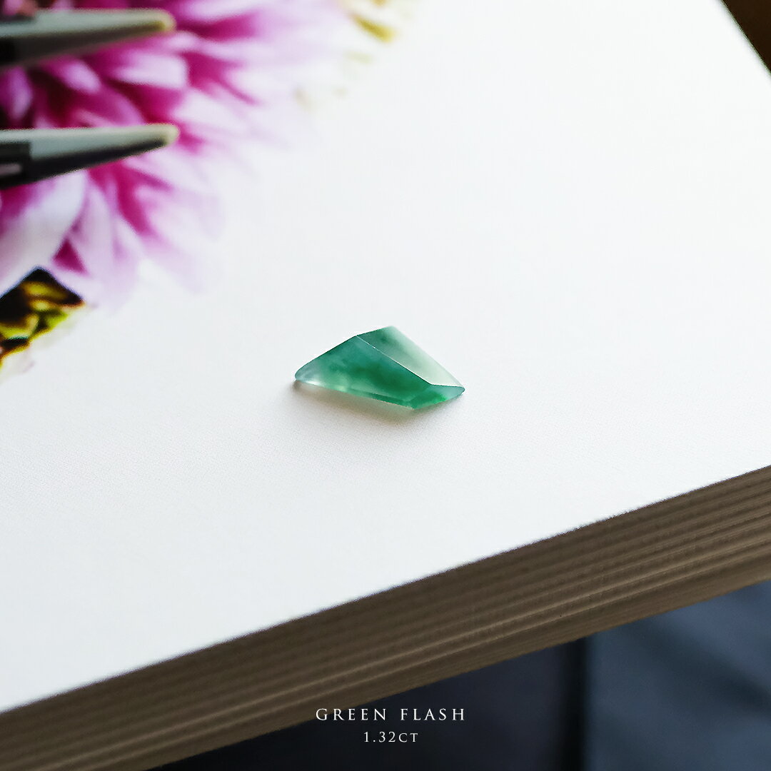 翡翠（ヒスイ）ルース (1.32ct/グリーン翡翠）『GREEN FLASH』ファセット 一点物 高品質 ミャンマー産天然ひすい ジェダイト 硬玉 ナチュラル 無着色 5月誕生石 国石 お守り 縁起物 ギフト プレゼント セミオーダー お祝い 誕生日 記念日 緑 【送料無料】