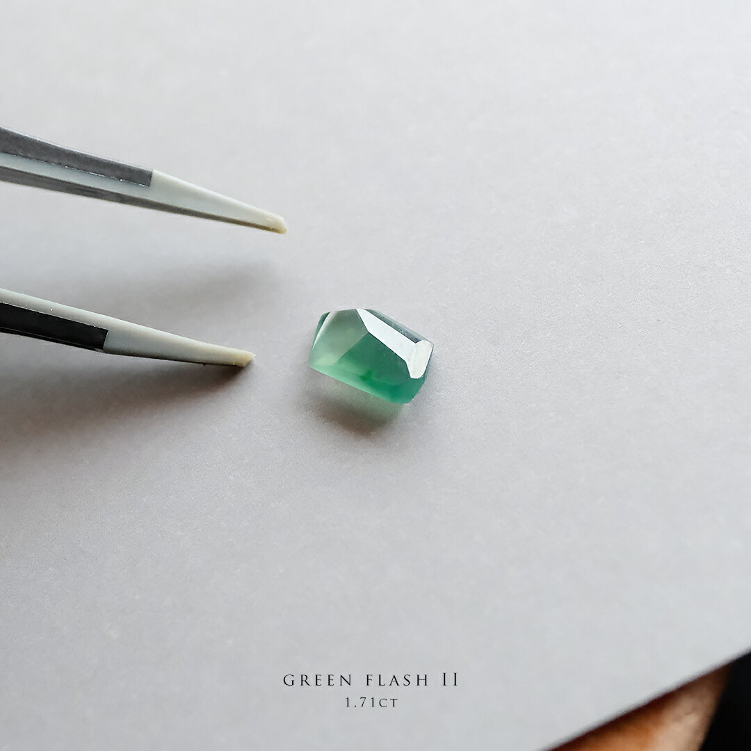 翡翠（ヒスイ）ルース (1.71ct/グリーン翡翠）『GREEN FLASH 2』ファセット 一点物 高品質 ミャンマー産天然ひすい ジェダイト 硬玉 ナチュラル 無着色 5月誕生石 国石 お守り 縁起物 ギフト プレゼント セミオーダー お祝い 誕生日 記念日 緑 【送料無料】