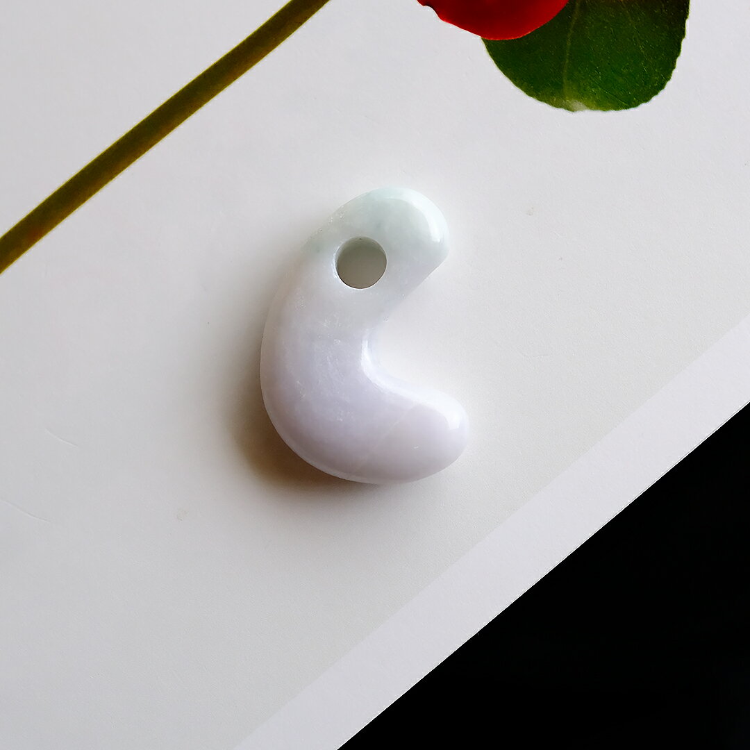 【さざれし工房】 翡翠 (ヒスイ) 勾玉「うみてらし Gusuku」(36.1mm/ホワイトグリーン翡翠) 日本製 手作り 希少 ミャンマー産天然ひすい 一点物 無着色 ジェダイト 硬玉 5月誕生石 国石 パワーストーン お守り まがたま ギフト プレゼント 贈答品 縁起物【送料無料】