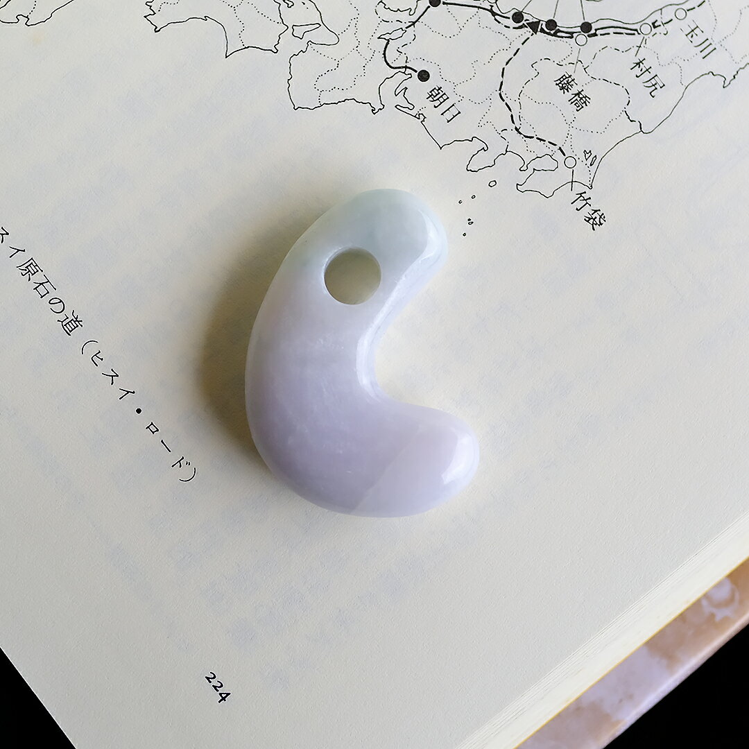 【さざれし工房】 翡翠 (ヒスイ) 勾玉「うみてらし Gusuku」(36.1mm/ホワイトグリーン翡翠) 日本製 手作り 希少 ミャンマー産天然ひすい 一点物 無着色 ジェダイト 硬玉 5月誕生石 国石 パワーストーン お守り まがたま ギフト プレゼント 贈答品 縁起物【送料無料】
