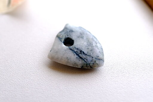 【さざれし工房】 翡翠 (ヒスイ) 勾玉「炉端」大珠 (36.8mm) 糸魚川産天然ひすい 一点物 作家による作品 無着色 ジェダイト 硬玉 5月誕生石 国石 パワーストーン お守り まがたま ギフト プレゼント 贈答品 縁起物 誕生日 記念日 藍 グレー 青【送料無料】 【さざれし工房】 翡翠 (ヒスイ) 勾玉「炉端」大珠 (36.8mm) 糸魚川産天然ひすい 一点物 作家による作品 無着色 ジェダイト 硬玉 5月誕生石 国石 パワーストーン お守り まがたま ギフト プレゼント 贈答品 縁起物 誕生日 記念日 藍 グレー 青【送料無料】