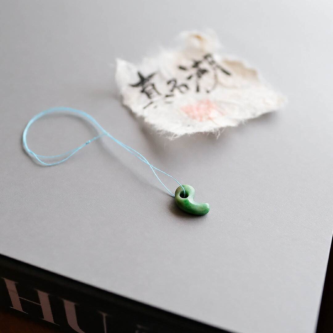 【さざれし工房】 翡翠 (ヒスイ) ペンダント 根付「真名湖 」(0.38g) 勾玉 ミャンマー産天然ひすい 一点物 無着色 ジェダイト 硬玉 5月誕生石 国石 パワーストーン お守り ギフト プレゼント 贈答品 縁起物 誕生日 記念日 グリーン 緑【送料無料】