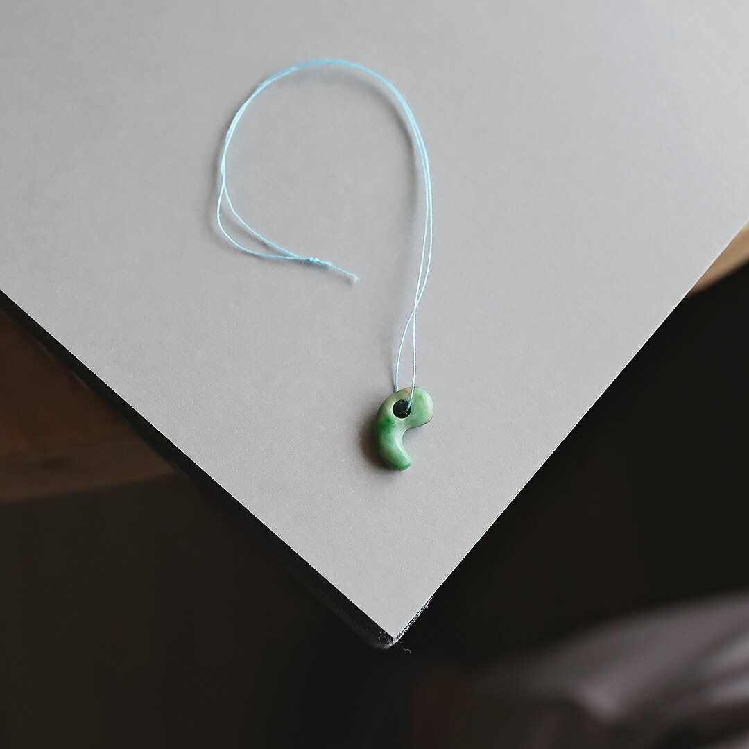 【さざれし工房】 翡翠 (ヒスイ) ペンダント 根付「真名湖 」(0.38g) 勾玉 ミャンマー産天然ひすい 一点物 無着色 ジェダイト 硬玉 5月誕生石 国石 パワーストーン お守り ギフト プレゼント 贈答品 縁起物 誕生日 記念日 グリーン 緑【送料無料】