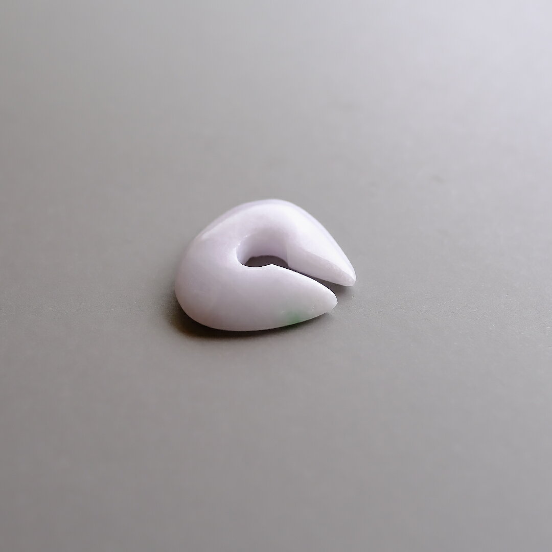 【さざれし工房】 翡翠 (ヒスイ) ペンダント / 玦状耳飾「琴 Yayoino Harp」(27.1mm/ホワイトラベンダー翡翠) 日本製 手作り 希少 ミャンマー産天然ひすい 一点物 無着色 ジェダイト 硬玉 5月誕生石 国石 パワーストーン お守り ギフト プレゼント 縁起物 白紫【送料無料】