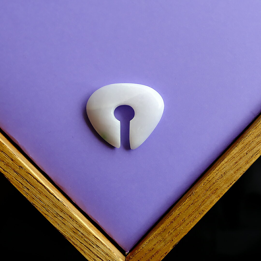 【さざれし工房】 翡翠 (ヒスイ) ペンダント / 玦状耳飾「琴 Yayoino Harp」(27.1mm/ホワイトラベンダー翡翠) 日本製 手作り 希少 ミャンマー産天然ひすい 一点物 無着色 ジェダイト 硬玉 5月誕生石 国石 パワーストーン お守り ギフト プレゼント 縁起物 白紫【送料無料】