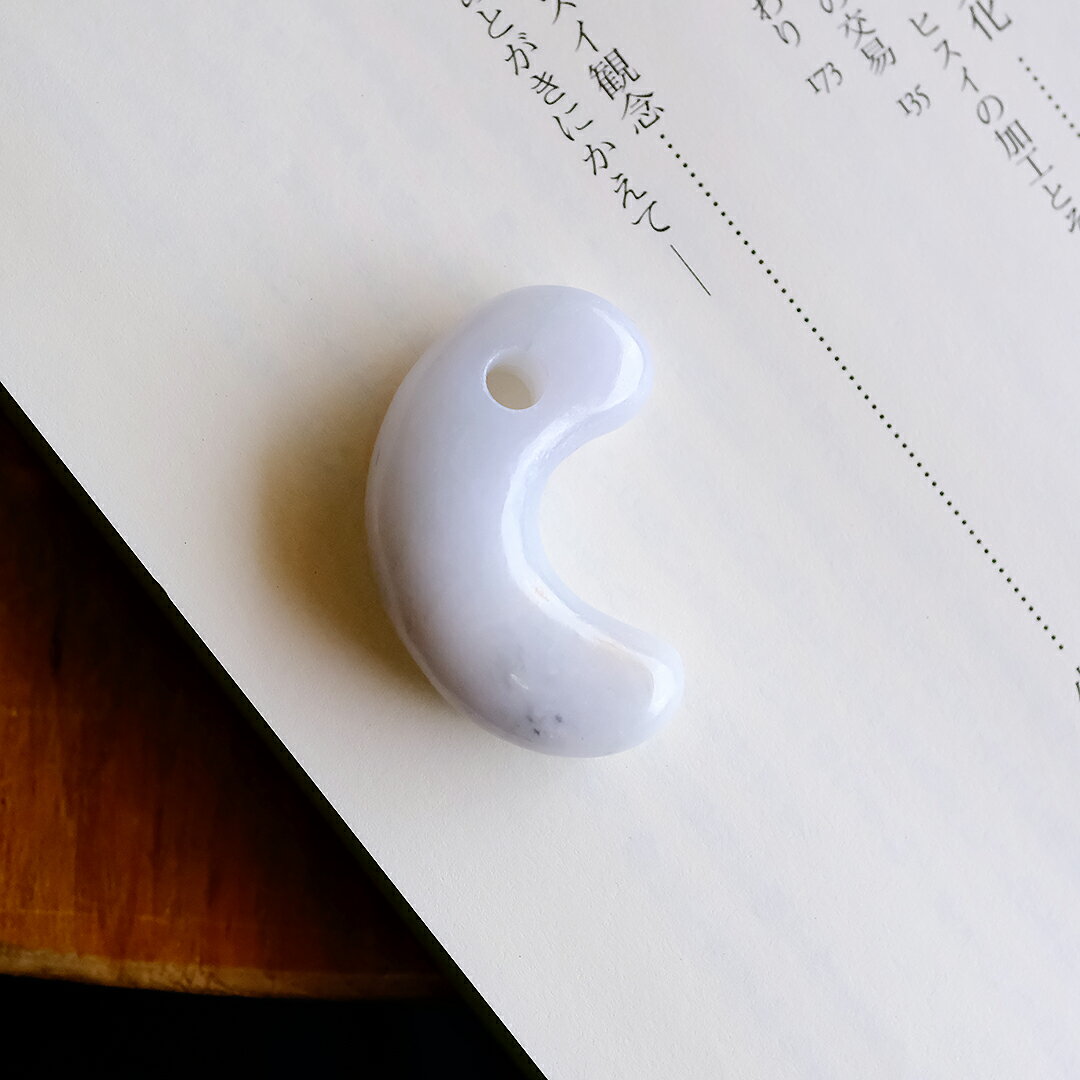 【さざれし工房】 翡翠 (ヒスイ) 勾玉「香陽 NIPPON」(39.0mm/ホワイト翡翠) 日本製 手作り 希少 ミャンマー産天然ひすい 一点物 無着色 ジェダイト 硬玉 5月誕生石 国石 パワーストーン お守り まがたま ギフト プレゼント 縁起物 【送料無料】