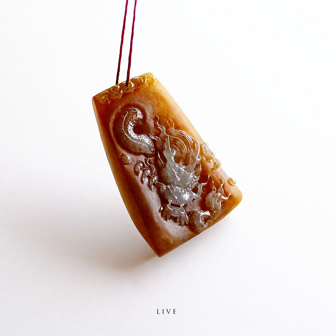 翡翠(ひすい) 彫刻 ペンダント 『LIVE』 ブラウン＆氷翡翠 一点物 高品質 無着色 龍 ドラゴン ミャンマー産天然ヒスイ ジェダイト 硬玉 ナチュラル 5月誕生石 誕生日 国石 パワーストーン お守り 縁起物 【鑑別書無料】【送料無料】