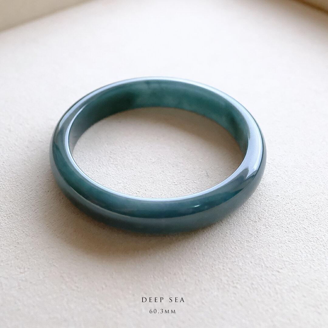 翡翠 (ひすい) バングル ( 円形 / 内径60.3mm ) 『DEEP SEA』濃厚ブルー翡翠 一点物 高品質 無着色 グアテマラ産天然ヒスイ ジェダイト ...