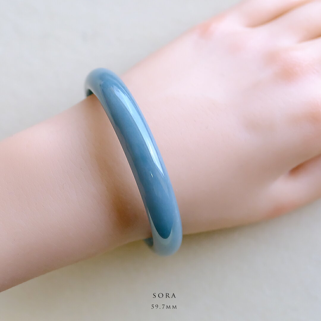 翡翠 (ひすい) バングル 『SORA』 ( 円形 / 内径59.7mm ) 深く透明な青色翡翠 一点物 希少 高品質 無着色 グアテマラ産天然ヒスイ ナチュラル ジェダイト 硬玉 天然石 パワーストーン お守り 5月誕生石 国石 誕生日 記念日 【鑑別書無料】【送料無料】