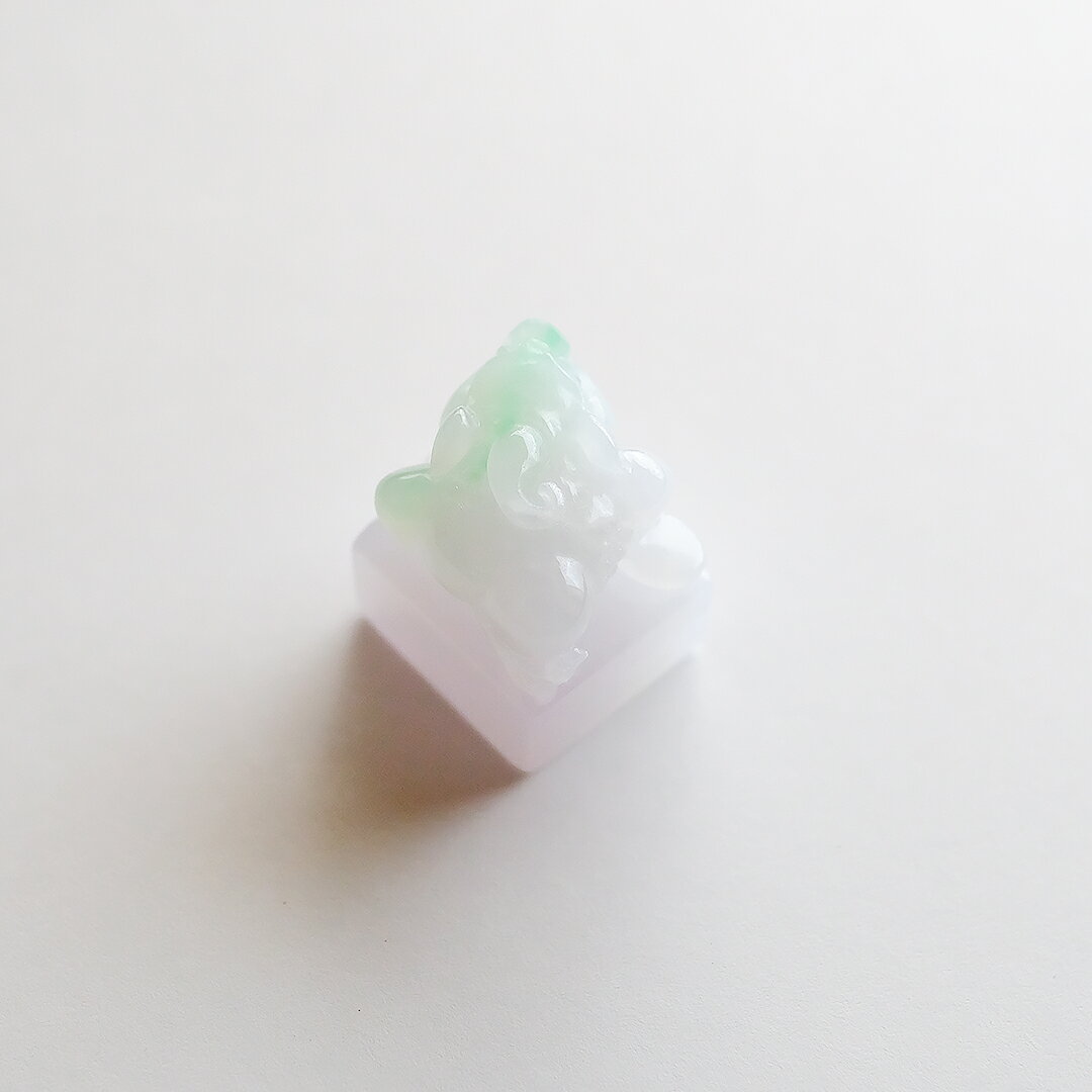 翡翠 (ヒスイ) 彫刻 置物・インテリア『HARUNOKO』三本足蛙 氷翡翠 一点物 ミャンマー産天然ひすい ジェダイト 硬玉 無着色 高品質 5月誕生石 お守り 国石 パワーストーン ギフト プレゼント 贈り物 風水【送料無料】