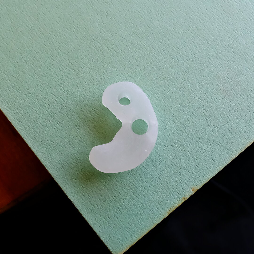 【さざれし工房】 水晶勾玉「風の音 SAYAKANI」(38.1mm/水晶) クリスタル クォーツ 日本製 手作り ハンドメイド 一点物 パワーストーン お守り 縁起物 まがたま ギフト プレゼント 贈答品 縁起物 透明【送料無料】