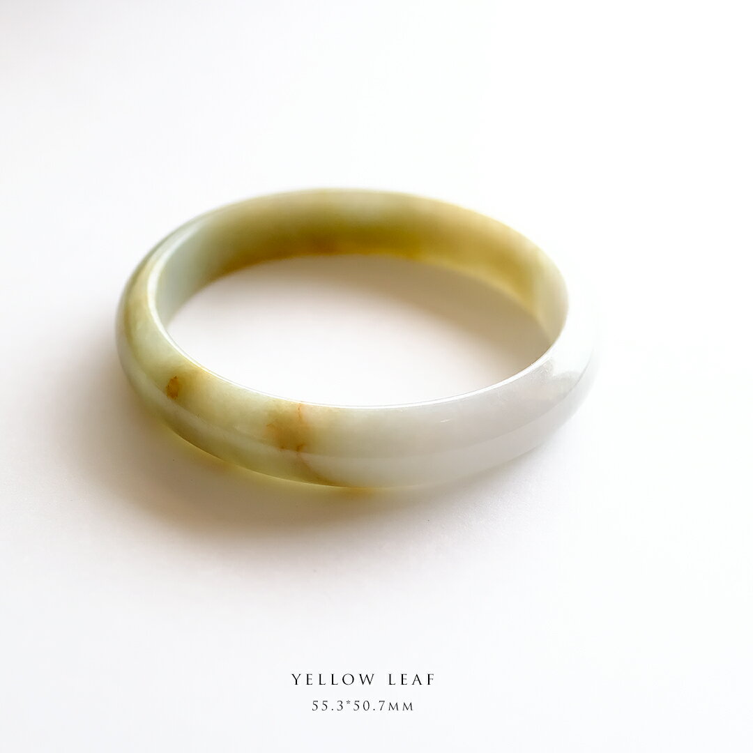 翡翠(ひすい)バングル (楕円形/内径55.3×50.7mm) 『YELLOW LEAF』イエロー＆ホワイト翡翠 一点物 高品質 無着色 ミャンマー産天然ヒスイ ジェダイト 天然石 お守り 縁起物 5月誕生石 国石 パワーストーン 誕生日 記念日 【鑑別書作成無料】【送料無料】5102926