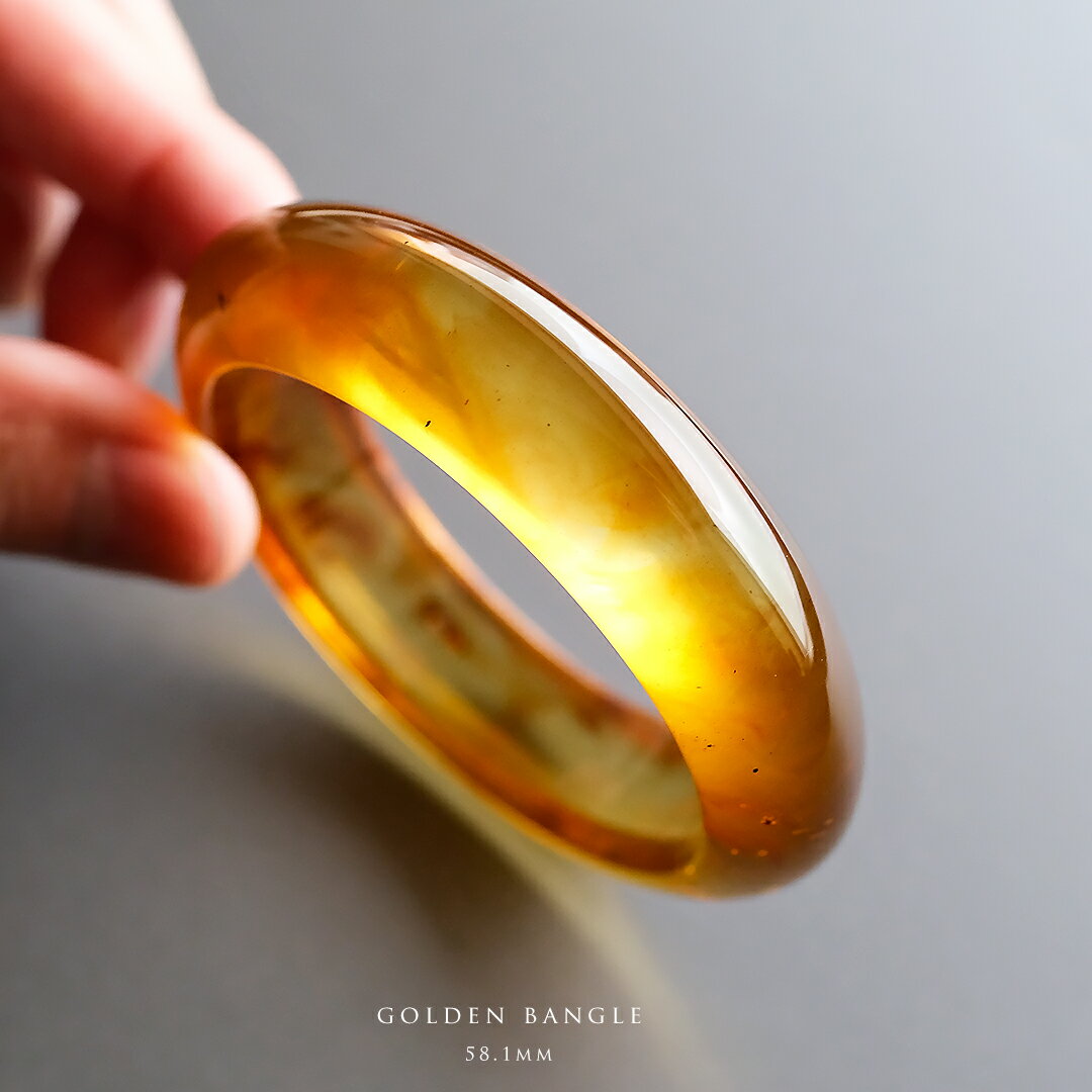 琥珀 (こはく) バングル『GOLDEN BANGLE』 (内径58.1mm) ミャンマー産コハク バーマイト 希少 アンバー 天然 白亜紀 幻の琥珀 9700万年前 一点物 大きめ 風水 お守り 贈答品 Natural Burmite【送料無料】