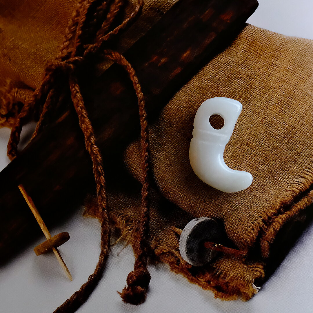 【さざれし工房】 翡翠 (ヒスイ) 勾玉「祈り Hopi tribe」(25.0mm/アイシーホワイト翡翠) 日本製 手作り 希少 ミャンマー産天然ひすい 一点物 無着色 ジェダイト 硬玉 5月誕生石 国石 パワーストーン お守り まがたま ギフト プレゼント 縁起物 【送料無料】