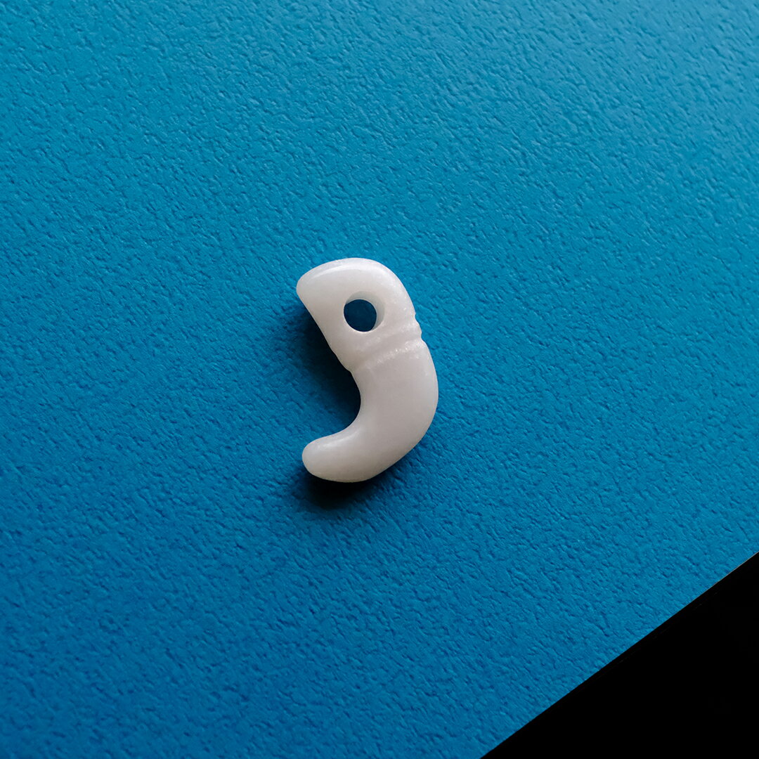 【さざれし工房】 翡翠 (ヒスイ) 勾玉「祈り Hopi tribe」(25.0mm/アイシーホワイト翡翠) 日本製 手作り 希少 ミャンマー産天然ひすい 一点物 無着色 ジェダイト 硬玉 5月誕生石 国石 パワーストーン お守り まがたま ギフト プレゼント 縁起物 【送料無料】