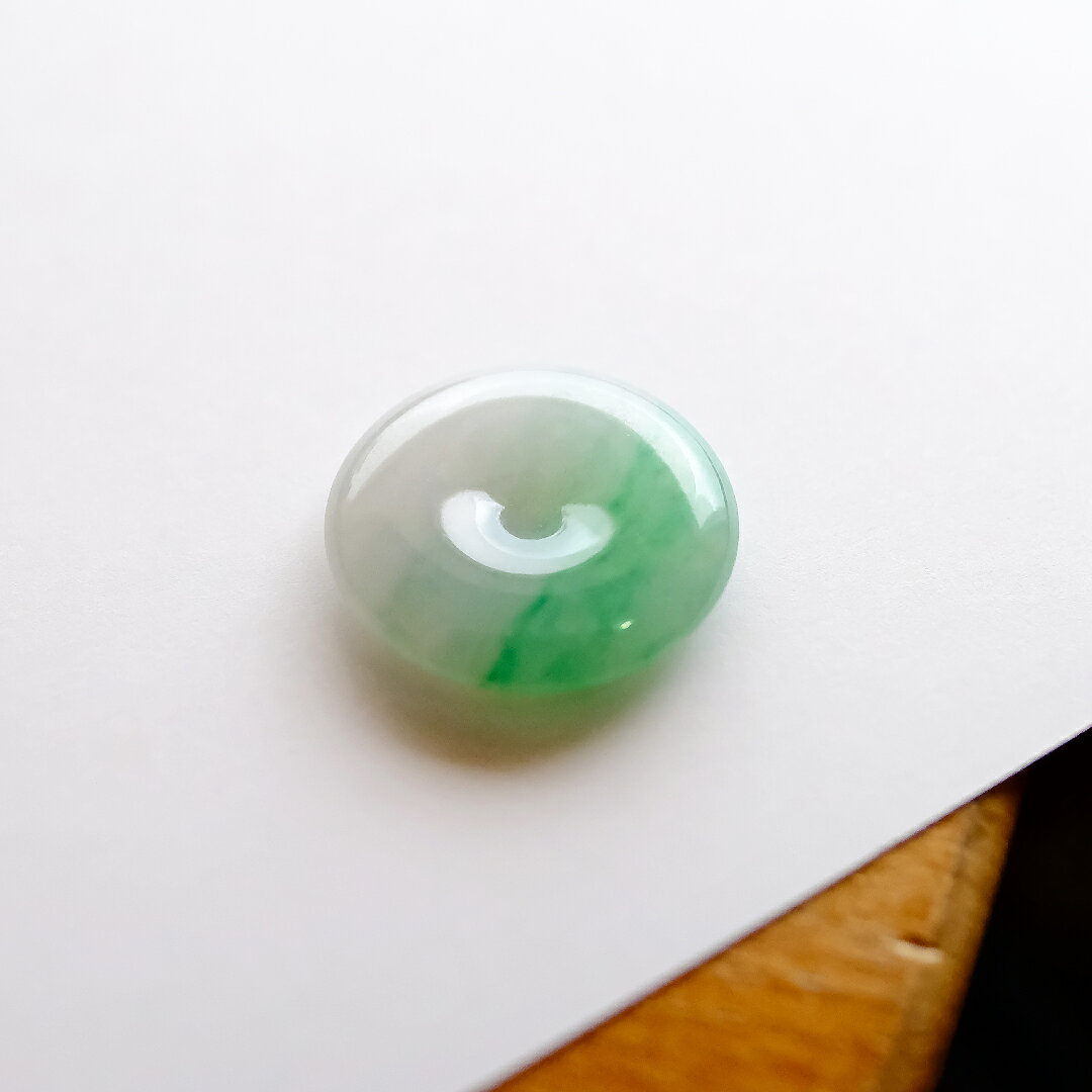 翡翠専門店ジョイテックの翡翠 (ヒスイ)玉璧ペンダントトップ 『APPLE GREEN ETERNAL』 アイシーグリーン翡翠 フープ 一点物 ミャンマー産天然ひすい 硬玉 ジェダイト 高品質 無着色 天然石 5月誕生石 誕生日 記念日 希少 国石 縁起物 ネックレス 透明【送料無料】【鑑別書作成無料】｜アングル2