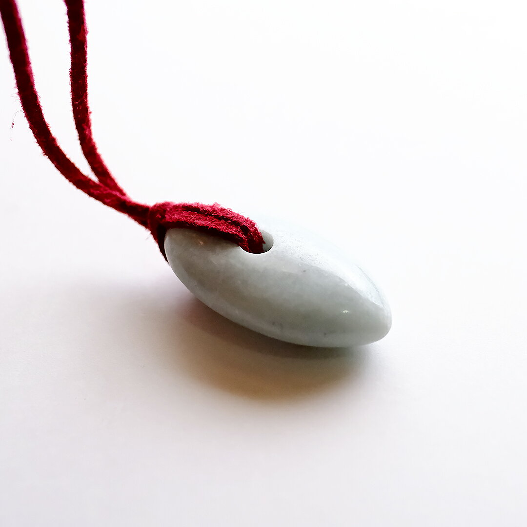 【さざれし工房】 翡翠 (ヒスイ) 大珠「山吹」糸魚川 小滝産翡翠 (39.0mm/ライトグレー翡翠) 日本製 手作り 希少 国産天然ひすい 一点物 無着色 ジェダイト 硬玉 5月誕生石 国石 パワーストーン お守り まがたま ギフト プレゼント 縁起物 【送料無料】