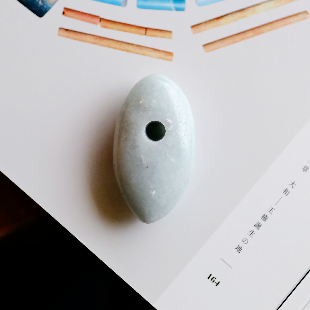 【さざれし工房】 翡翠 (ヒスイ) 大珠「山吹」糸魚川 小滝産翡翠 (39.0mm/ライトグレー翡翠) 日本製 手作り 希少 国産天然ひすい 一点物 無着色 ジェダイト 硬玉 5月誕生石 国石 パワーストーン お守り まがたま ギフト プレゼント 縁起物 【送料無料】