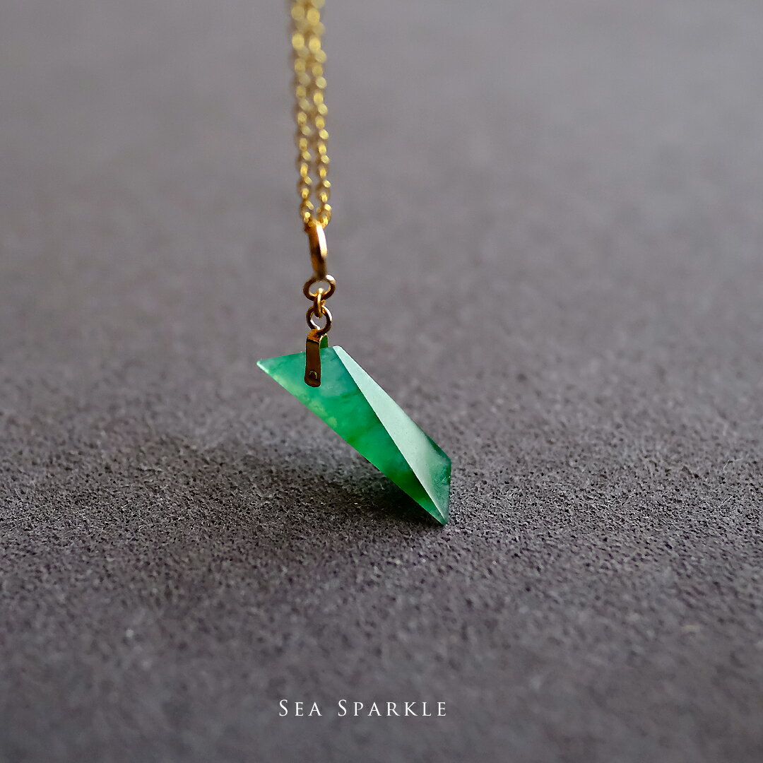 翡翠 (ヒスイ) × K18YG ペンダントトップ『SEA SPARKLE』グリーン翡翠 一点物 希少 ジュエリー ミャンマー産天然ひすい 高品質 無着色 ナチュラル 硬玉 ジェダイト プレゼント 5月誕生石 ジュエリー ネックレス【送料無料】