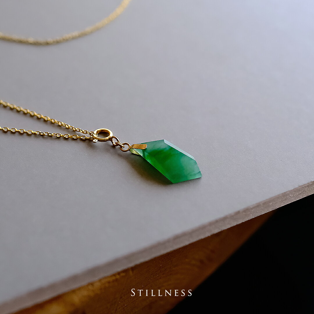 翡翠 (ヒスイ) × K18YG ペンダントトップ『STILLNESS』グリーン翡翠 一点物 希少 ジュエリー ミャンマー産天然ひすい 高品質 無着色 ナチュラル 硬玉 ジェダイト プレゼント 5月誕生石 ジュエリー ネックレス【送料無料】