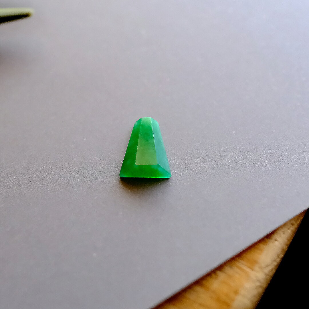 翡翠（ヒスイ）ルース (3.05ct）CAPTIVATED』鮮緑翡翠 一点物 高品質 ミャンマー産...