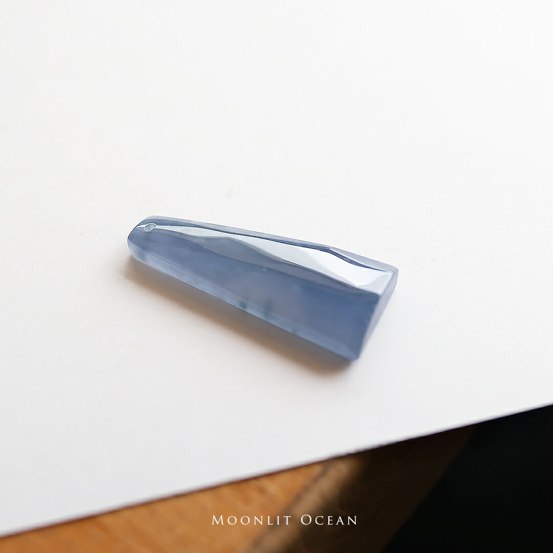 翡翠(ヒスイ) 彫刻ペンダントトップ 『MOONLIT OCEAN』グアテマラブルー翡翠 グアテマラ産 一点物 天然ひすい 高品質 無着色 ナチュラル 硬玉 ジェダイト 国石 お守り ギフト プレゼント 5月誕生石 誕生日 記念日 ネックレス【鑑別書作成無料】【送料無料】