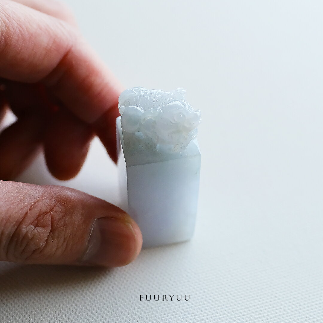 翡翠（ひすい）置物・落款印材『FUURYUU』氷翡翠 獅子 一点物 高品質 希少 無着色 ミャンマー産天然ヒ..