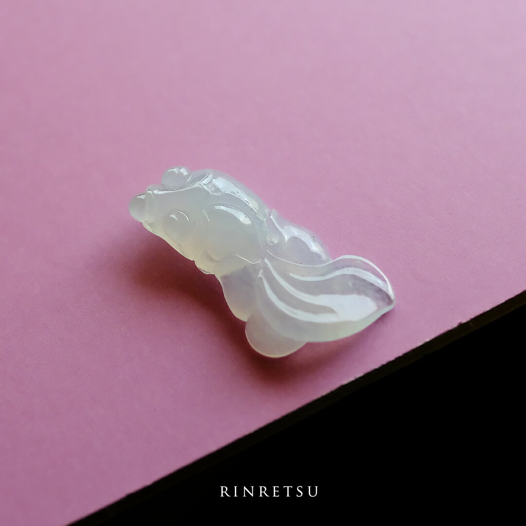 翡翠 (ひすい) 彫刻 ペンダントトップ 置物 『Rinretsu』アイシーホワイト翡翠 金魚 一点物 無着色 高品質 ジェダイト ミャンマー産 天然石 硬玉 ナチュラル お守り パワーストーン 国石 5月誕生石 縁起物 ギフト プレゼント 誕生日 記念日【送料無料】