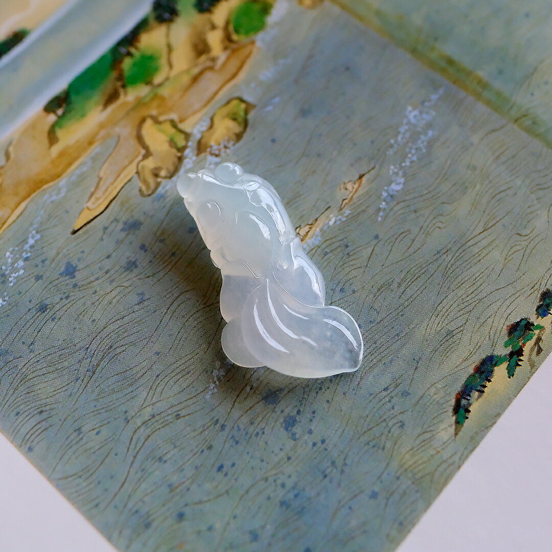 翡翠 (ひすい) 彫刻 ペンダントトップ 置物 『Rinretsu』アイシーホワイト翡翠 金魚 一点物 無着色 高品質 ジェダイト ミャンマー産 天然石 硬玉 ナチュラル お守り パワーストーン 国石 5月誕生石 縁起物 ギフト プレゼント 誕生日 記念日【送料無料】