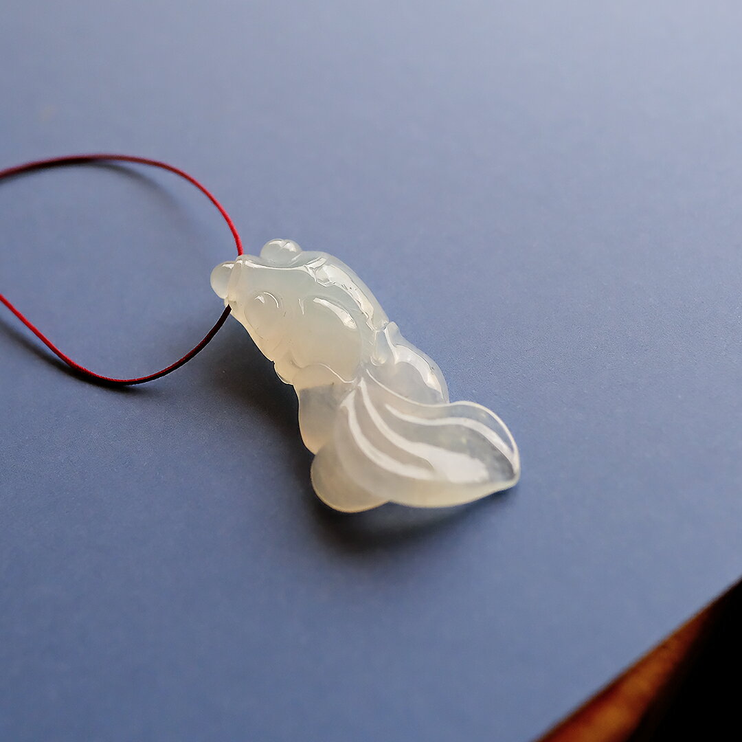 翡翠 (ひすい) 彫刻 ペンダントトップ 置物 『Rinretsu』アイシーホワイト翡翠 金魚 一点物 無着色 高品質 ジェダイト ミャンマー産 天然石 硬玉 ナチュラル お守り パワーストーン 国石 5月誕生石 縁起物 ギフト プレゼント 誕生日 記念日【送料無料】
