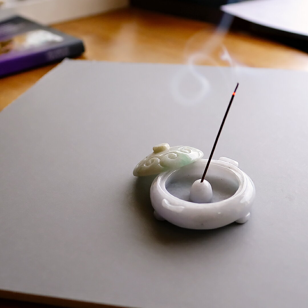 翡翠 (ヒスイ) 彫刻 置物 『BIREI』 香炉 お香立て ホワイト&グリーン翡翠 天然石 一点物 無着色 高品質 ミャンマー産天然ひすい 硬玉 ナチュラルジェダイト 5月誕生石 国石 ギフト プレゼント パワーストーン 誕生日 記念日 インテリア【送料無料】