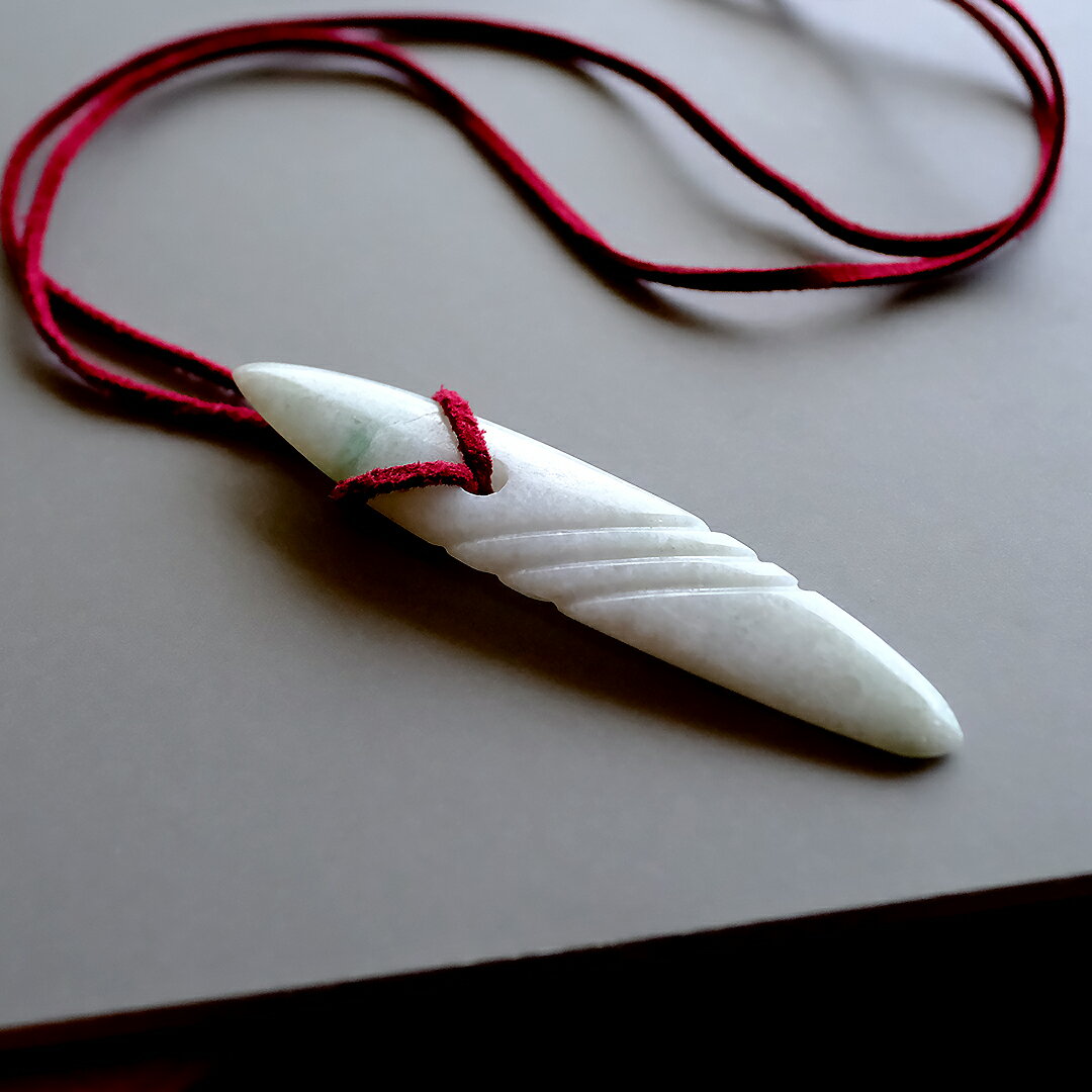 【さざれし工房】 翡翠 (ヒスイ) 大珠「『綾』stream 四半的」ミャンマー産翡翠 (95.9mm/ホワイト翡翠) 日本製 手作り 希少 天然ひすい 一点物 無着色 ジェダイト 硬玉 5月誕生石 国石 パワーストーン お守り まがたま ギフト プレゼント 縁起物 【送料無料】