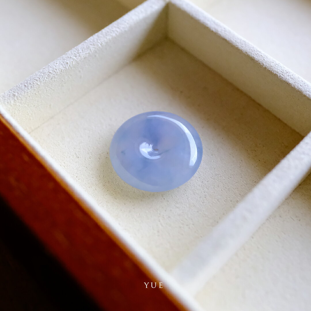 翡翠(ヒスイ) 玉璧 ペンダントトップ 『YUE』ブルーラベンダー翡翠 ミャンマー産 一点物 天然ひすい 高品質 無着色 ナチュラル 硬玉 ジェダイト 国石 お守り ギフト プレゼント 5月誕生石 誕生日 記念日 ネックレス【送料無料】【鑑別書作成無料】