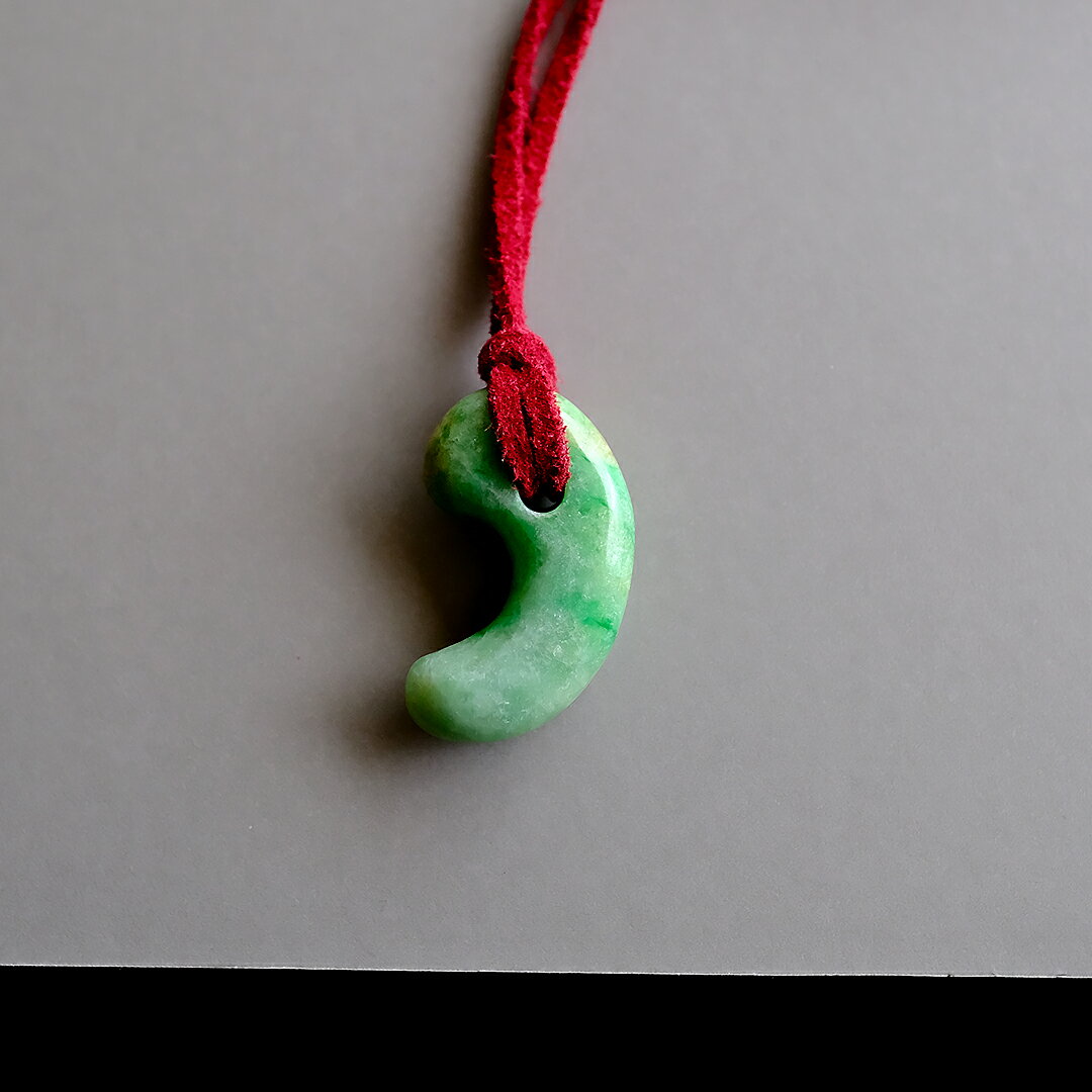 【さざれし工房】 翡翠 (ヒスイ) 勾玉『翠草々』ミャンマー産翡翠 (32.7mm/グリーン翡翠) 日本製 手作り 希少 国産天然ひすい 一点物 無着色 ジェダイト 硬玉 5月誕生石 国石 パワーストーン お守り まがたま ギフト プレゼント 縁起物 【送料無料】