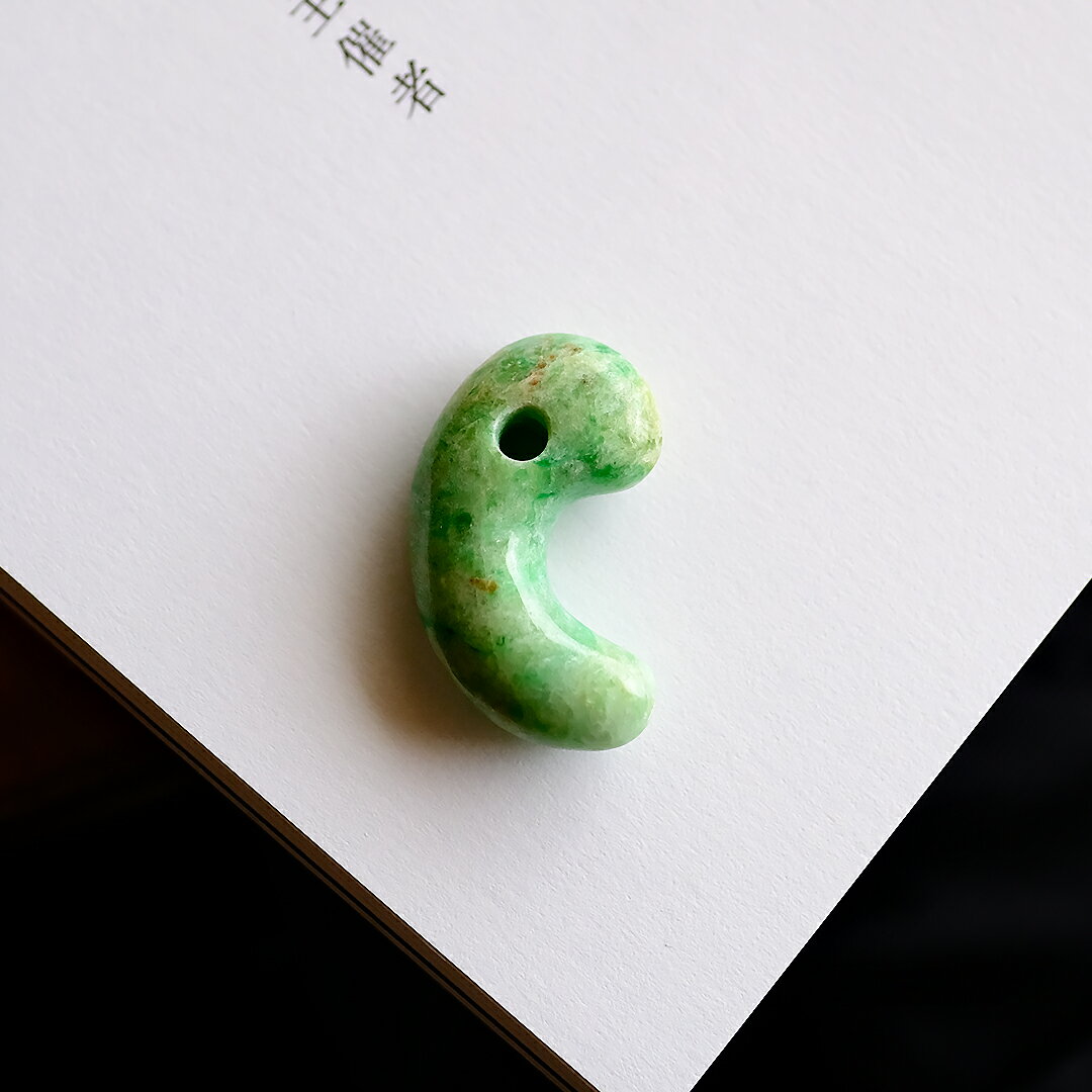 【さざれし工房】 翡翠 (ヒスイ) 勾玉『翠草々』ミャンマー産翡翠 (32.7mm/グリーン翡翠) 日本製 手作り 希少 国産天然ひすい 一点物 無着色 ジェダイト 硬玉 5月誕生石 国石 パワーストーン お守り まがたま ギフト プレゼント 縁起物 【送料無料】