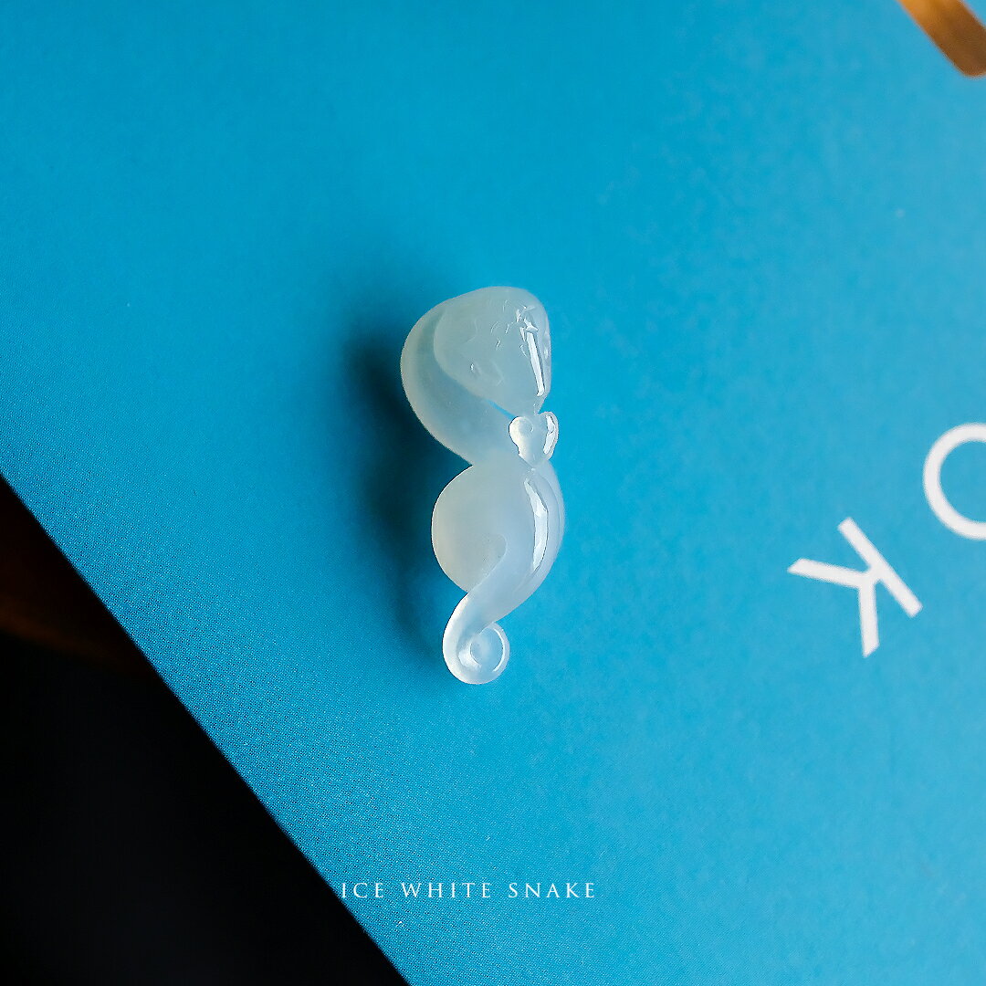 Rakuten - 翡翠 (ひすい) 彫刻 置物『ICE WHITE SNAKE』アイシーホワイト翡翠 蛇 一点物 無着色 高品質 ジェダイト ミャンマー産 天然石 硬玉 ナチュラル お守り パワーストーン 国石 5月誕生石 縁起物 ギフト プレゼント 誕生日 記念日【送料無料】
