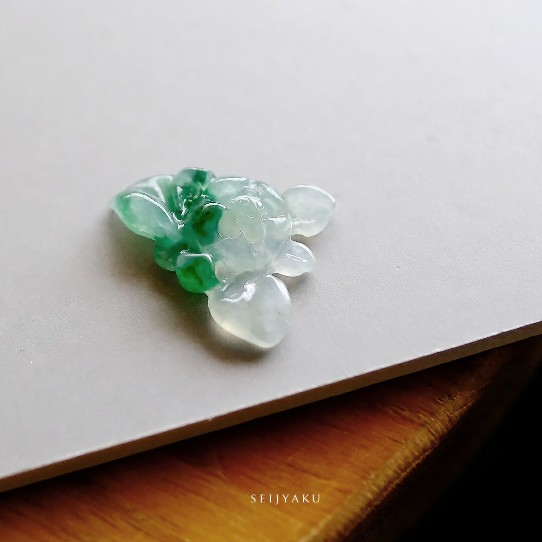 翡翠 (ヒスイ) 彫刻 ペンダントトップ『SEIJYAKU』グリーン＆氷翡翠 蓮 ロータス ミャンマー産天然ひすい 一点物 国石 高品質 無着色 ナチュラル 硬玉 ジェダイト プレゼント お守り パワーストーン 5月誕生石【鑑別書作成無料】【送料無料】