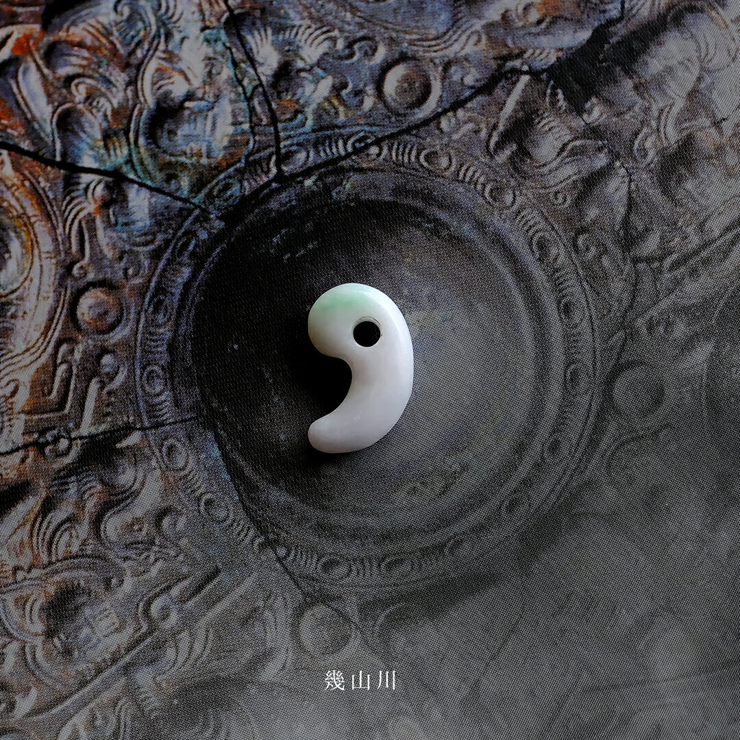 【さざれし工房】 翡翠 (ヒスイ) 勾玉『幾山川』 (15.3mm/ホワイト＆ラベンダー＆グリーン翡翠) 日本製 手作り 希少 ミャンマー産天然ひすい 一点物 無着色 ジェダイト 硬玉 5月誕生石 国石 パワーストーン お守り まがたま ギフト プレゼント 縁起物 【送料無料】