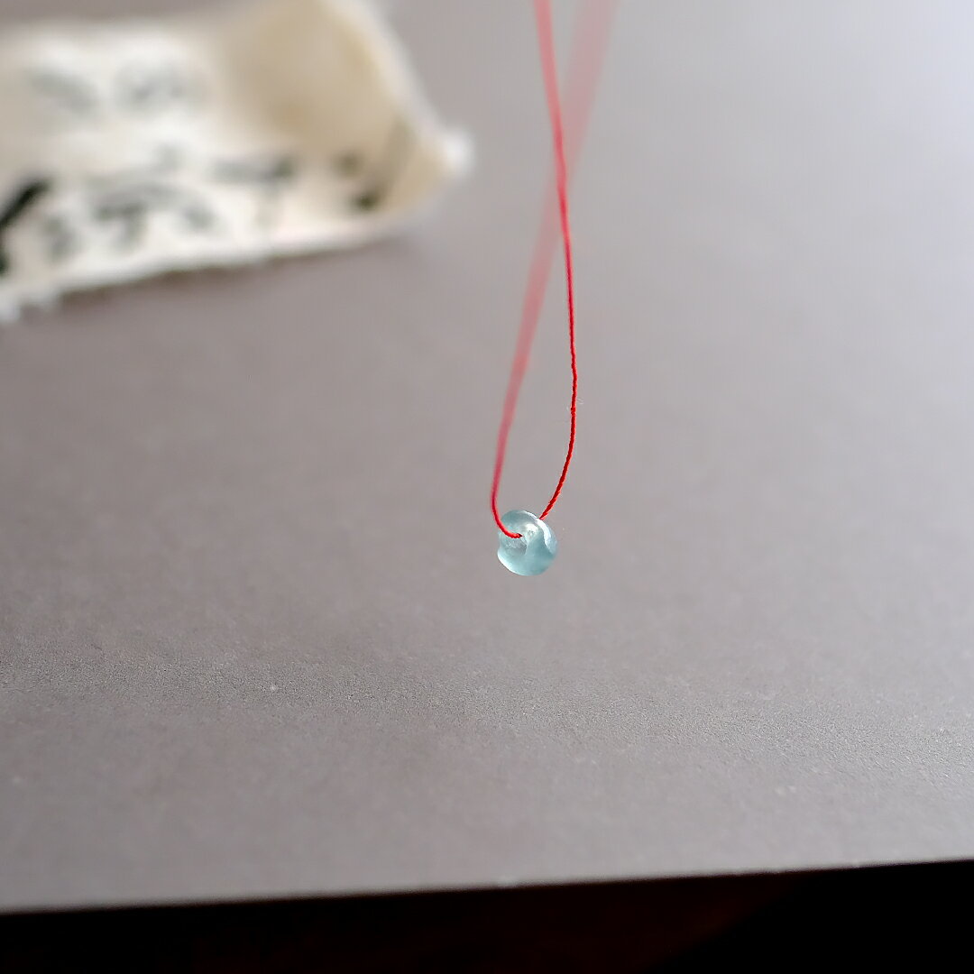 【さざれし工房】 翡翠 (ヒスイ) 勾玉『嘆きのインディアン』 (3.4mm/アイシーグリーン翡翠) 日本製 手作り 希少 ミャンマー産天然ひすい 一点物 無着色 ジェダイト 硬玉 5月誕生石 国石 パワーストーン お守り まがたま ギフト プレゼント 縁起物 【送料無料】