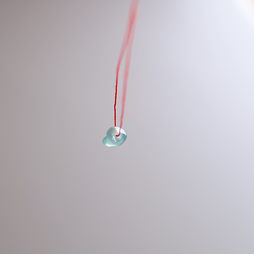 【さざれし工房】 翡翠 (ヒスイ) 勾玉『嘆きのインディアン』 (3.4mm/アイシーグリーン翡翠) 日本製 手作り 希少 ミャンマー産天然ひすい 一点物 無着色 ジェダイト 硬玉 5月誕生石 国石 パワーストーン お守り まがたま ギフト プレゼント 縁起物 【送料無料】