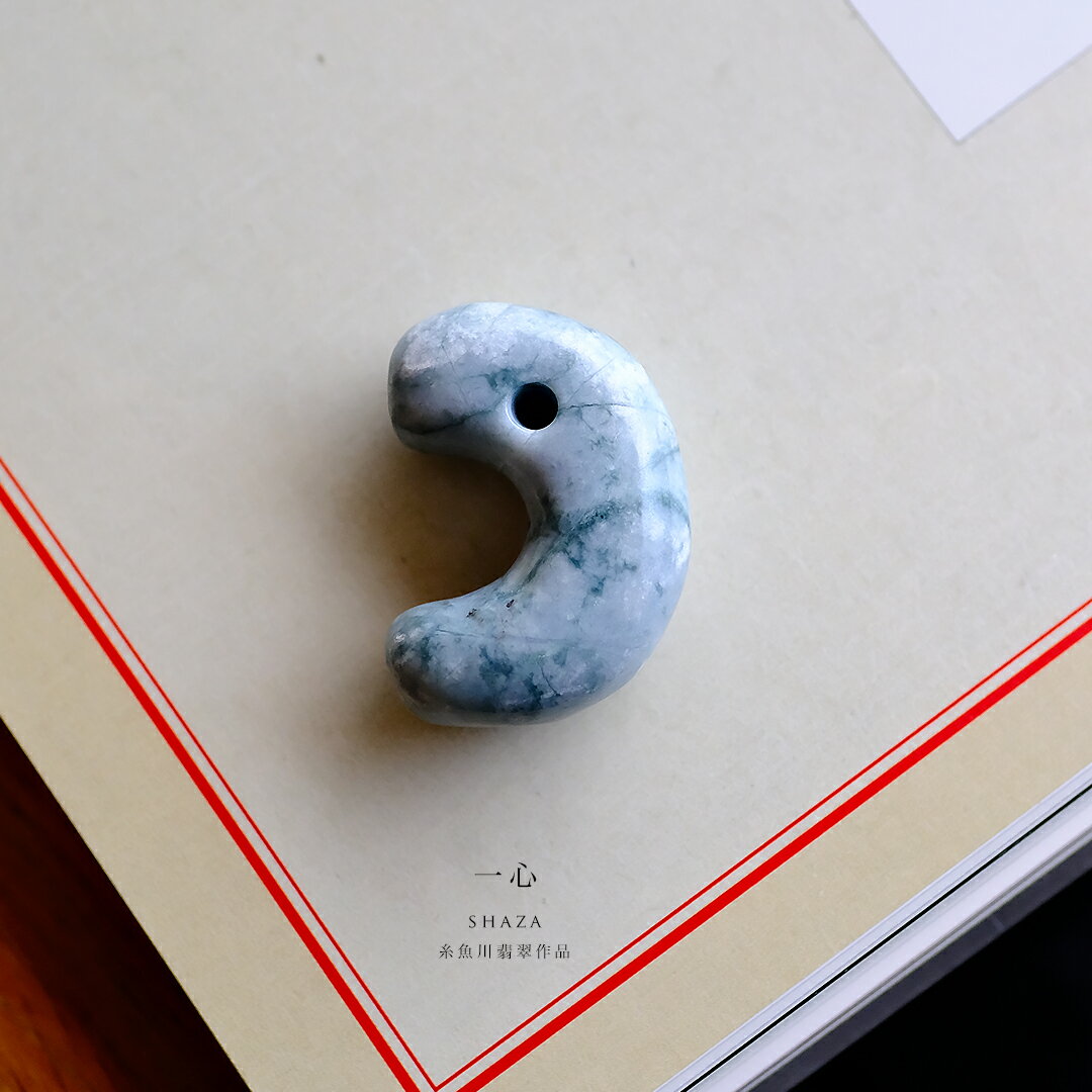 【さざれし工房】 翡翠 (ヒスイ) 勾玉『一心』(37.9mm/グレー＆ブルー翡翠) 日本製 手作り 希少 糸魚川..