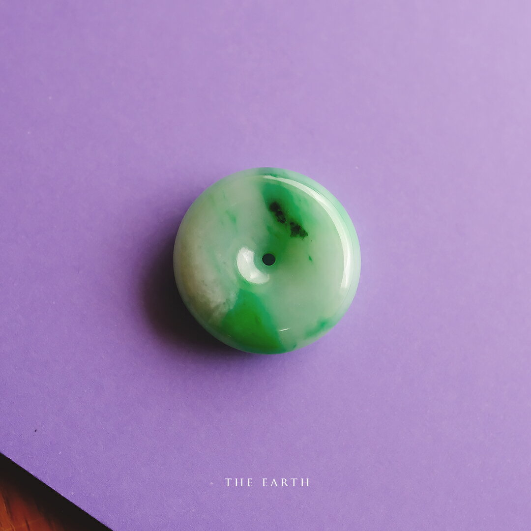 翡翠(ヒスイ) 玉璧 ペンダントトップ 『THE EARTH』グリーン翡翠 ミャンマー産 一点物 天然ひすい 高品質 無着色 ナチュラル 硬玉 ジェダイト 国石 お守り ギフト プレゼント 5月誕生石 誕生日 記念日 ネックレス【送料無料】【鑑別書作成無料】